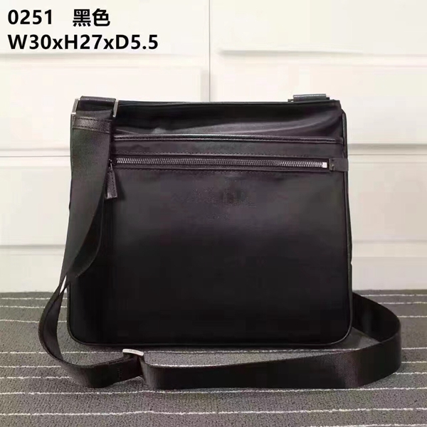 プラダバッグ正面デザイン